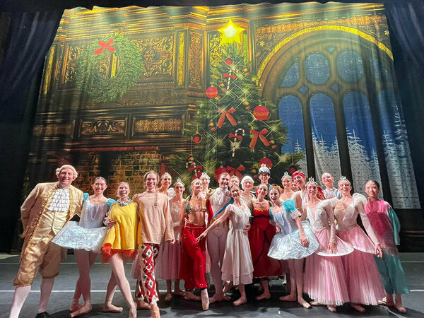 Балетистите на Държавна опера Варна гастролират на 3 континента за Коледа