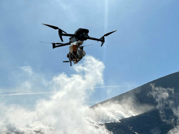 Дрон за изследване на вулкани разработиха учени