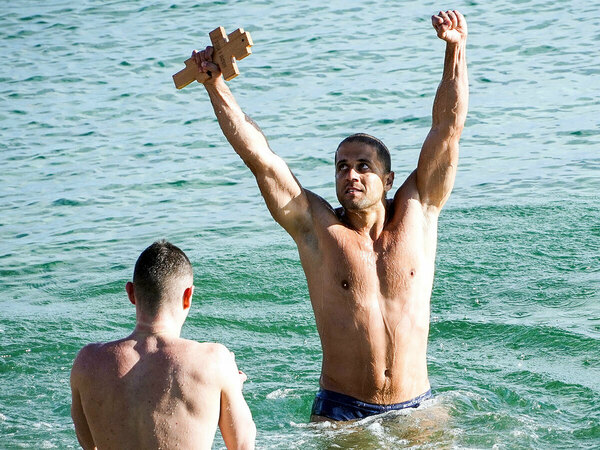 Три кръста спасяваха край Албена на Богоявление