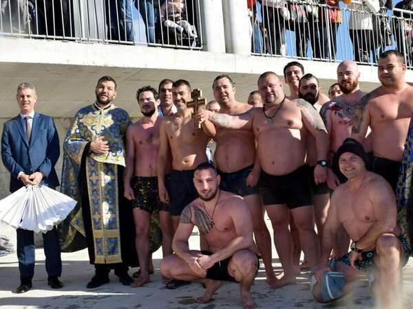 43-годишен именик спаси кръста на Йордановден във варненския квартал Аспарухово