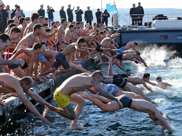 31-годишен моряк спаси кръста край Варна на Богоявление