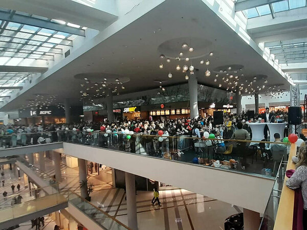 Стотици тийнейджъри извиха опашка във варненски мол за среща с популярен влогър