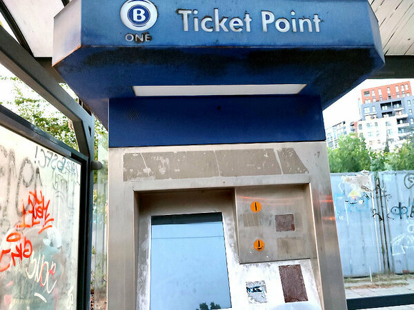 Полицията във Варна издирва непълнолетни вандали, трошили машина за билети