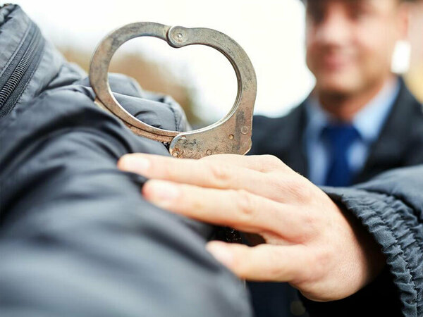 22-годишен от Каменар задигнал дебитна карта и документи от кола