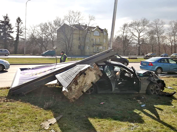 BMW се заби в билборд на централен булевард във Варна