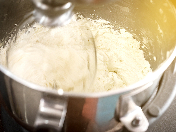 Сладкарски цех във Варна работил със суровини с изтекъл срок на годност