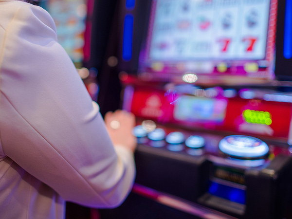 Възрастна жена проигра пенсията си в казино