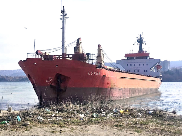 Кораб заседна в канала до Аспаруховия мост във Варна