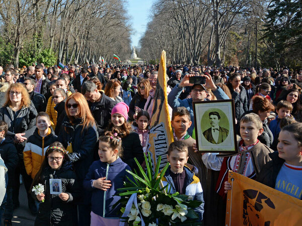 Хиляди варненци изразиха преклонението си пред делото на Апостола