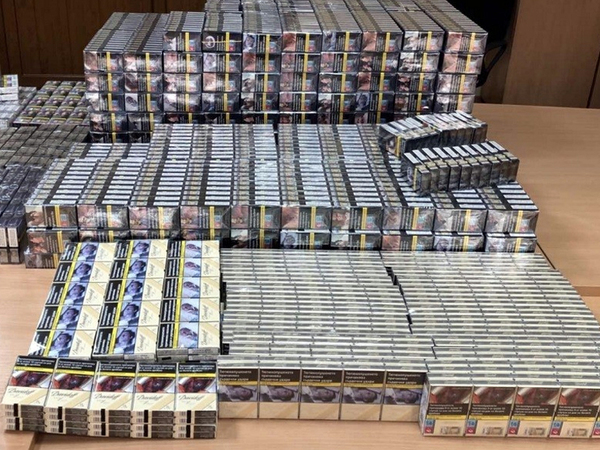 Румънски туристи, с над 1800 кутии цигари в багажа, спипаха митничари на Летище Варна