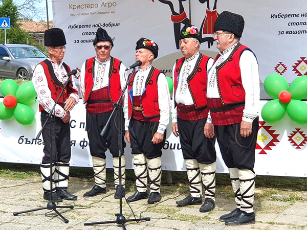 Варненски читалища закупиха народни носии за съставите си с европейски средства