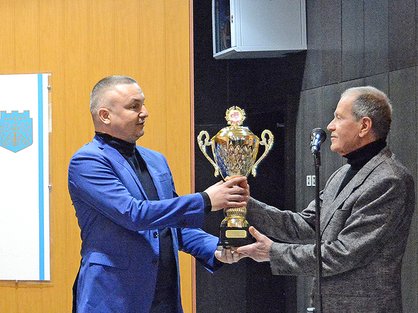 Варненски учители връчиха златна купа на кмета Портних