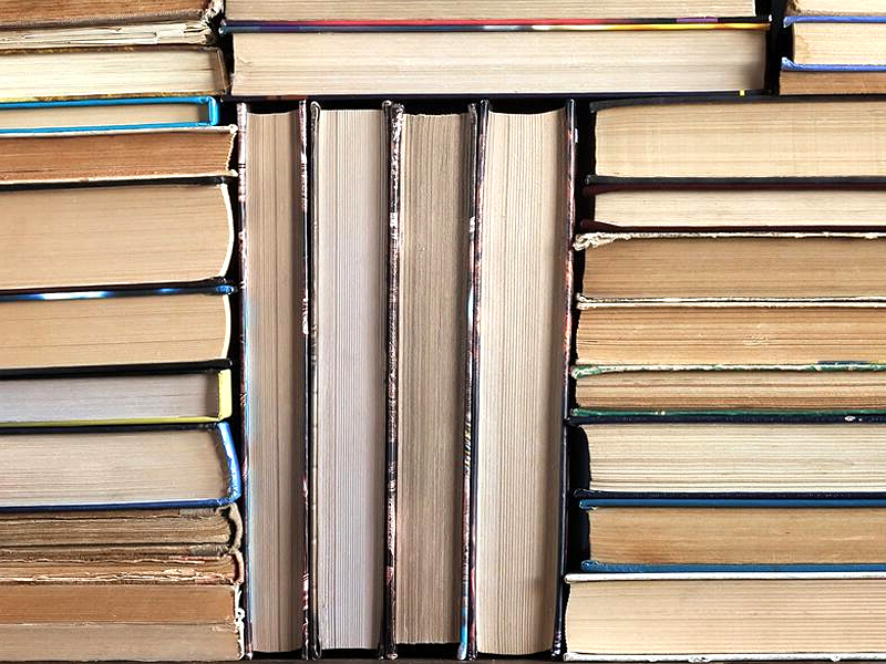 Доброволци даряват книги за библиотеката във варненско село