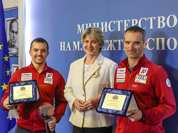 Министър Весела Лечева отличи скиора Алберт Попов