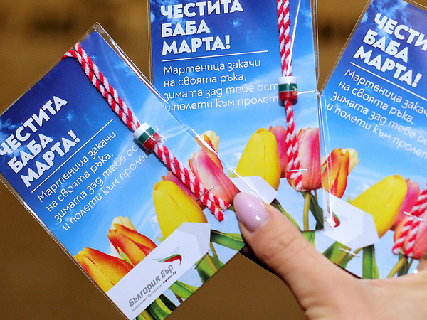 С традиционни български мартеници изненада пътниците си националният авиопревозвач