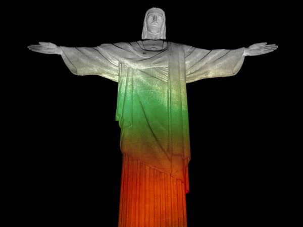 Статуята на Христос в Рио де Жанейро светва в бяло, зелено, червено за празника на България