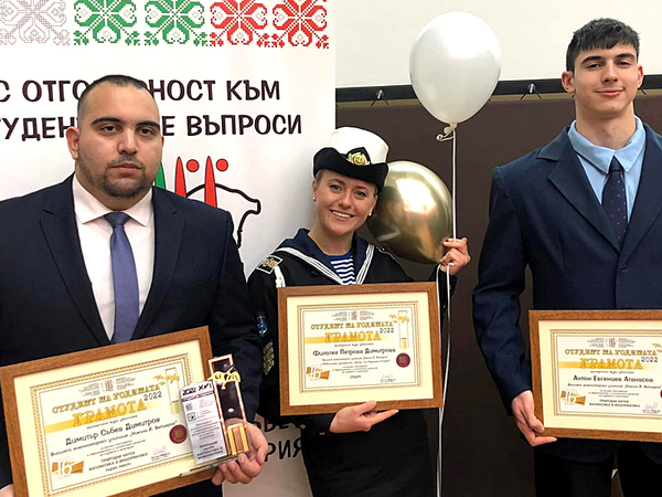 Курсантка – военен лекар от ВВМУ "Никола Й. Вапцаров" с ново отличие от "Студент на годината"