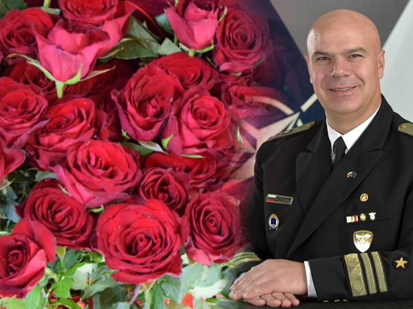 По традиция: Поднесоха роза за осми март на дамите във флота