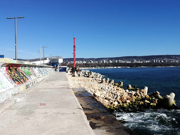 Продължават ремонтните дейности на Вълнолома във Варна