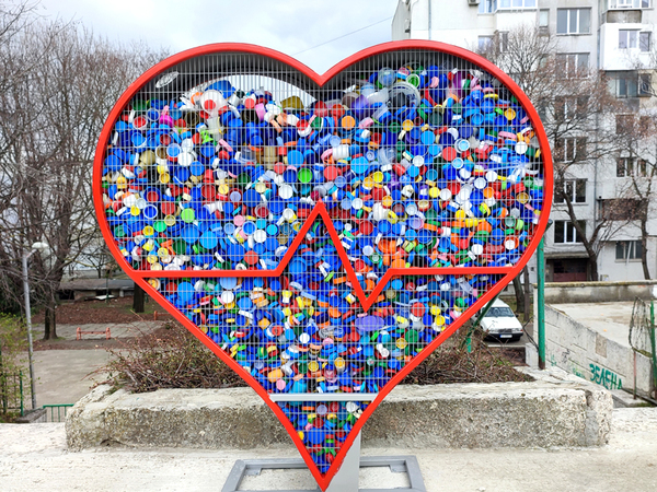 Само за дни: Варненско училище събра пълно сърце с капачки в подкрепа на кампанията "Аз вярвам и помагам"