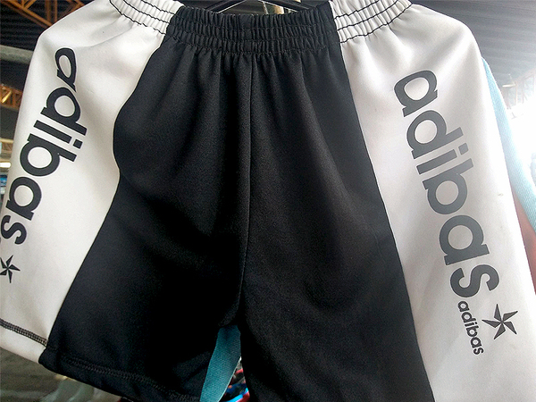 Осъдиха жена за търговия със стоки, имитация на популярни марки 