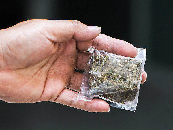 Спипаха наркодилър да продава дрога на осмокласничка