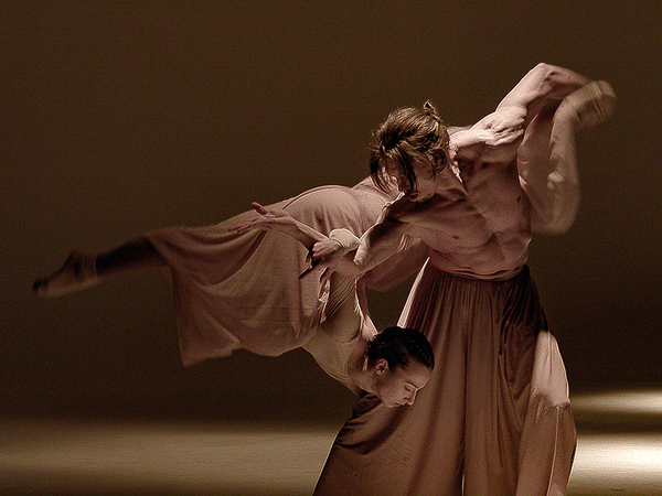 Иновативен танцов спектакъл олицетворява представата за време в различни култури и религии