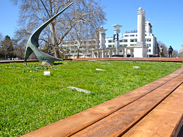 Обновиха зоната за отдих около Слънчевия часовник на входа на Морската градина