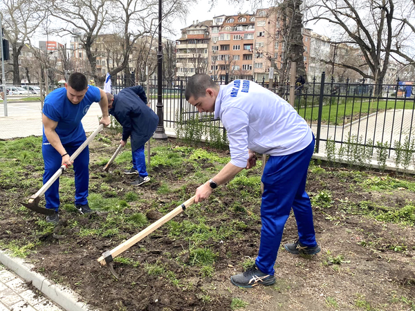 Курсанти от ВВМУ "Н. Й. Вапцаров" почистиха храмове във Варна
