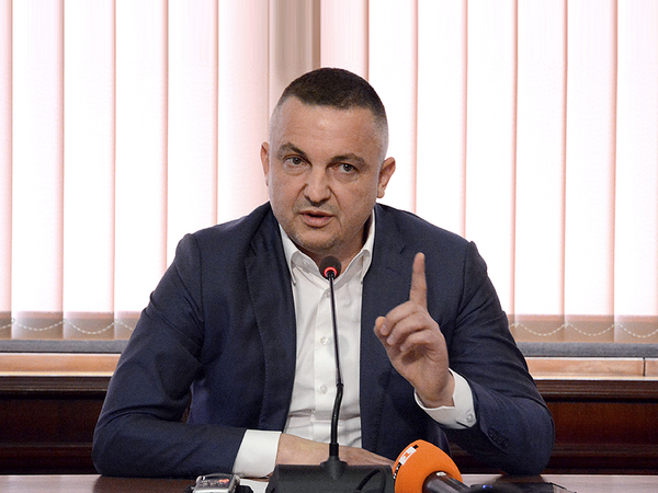 Кметът Иван Портних поиска оставката на главния архитект Виктор Бузев