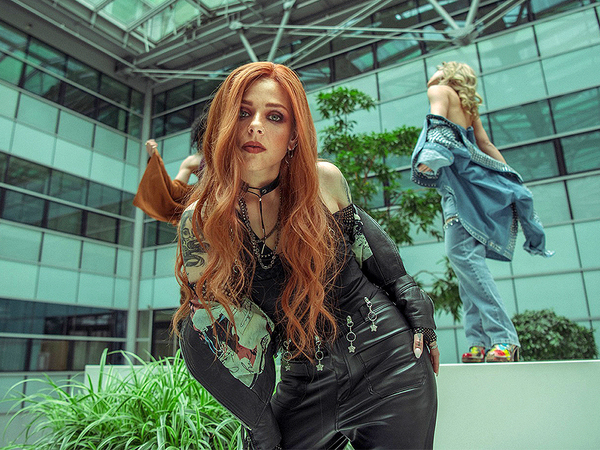 Изпълнителка от Варна подписа договор с Warner Music