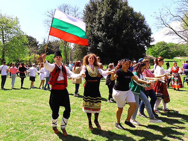 Празнични хора се извиха в Екопарка край Варна на Гергьовден