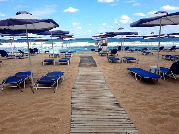 Чадърите и шезлонгите на варненските плажове няма да поскъпват за лято 2023