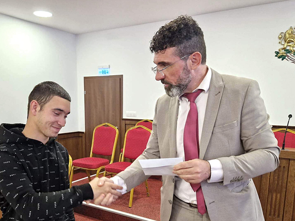 По традиция: Община Девня помогна финансово на абитуриенти