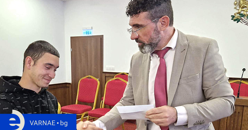 По традиция Община Девня помогна финансово на абитуриенти