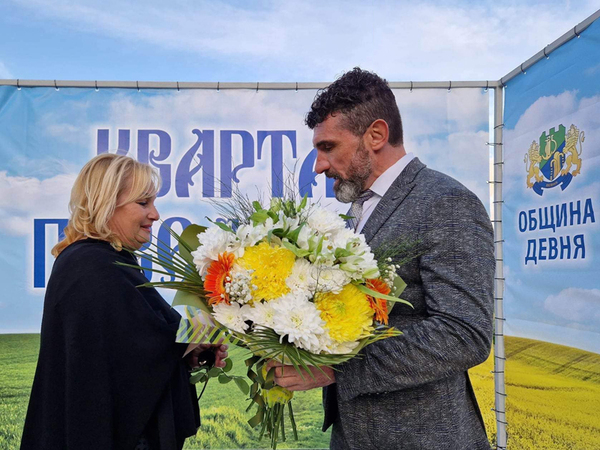 Тони Димитрова, Нелина и Боро Първи пяха за празника на Повеляново