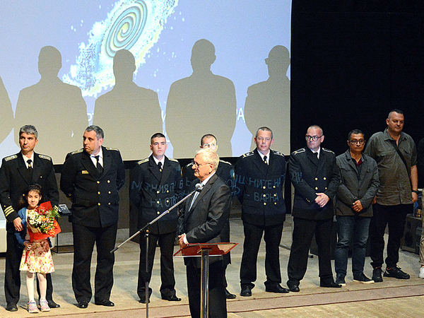 Връчиха отличие „За граждански принос“ на командира и екипажа на научноизследователския кораб „Св. св. Кирил и Методий“