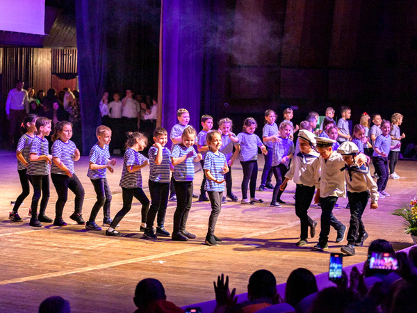 Над 300 ученици се включиха в големия концерт за 42-рата годишнина на СУ "Неофит Бозвели"