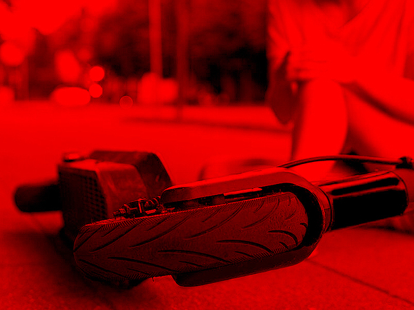 Млада варненка пострада тежко при падане с тротинетка