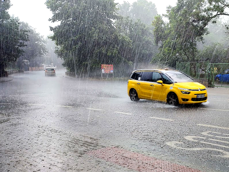 Пороен дъжд затрудни движението между Варна и Златни пясъци