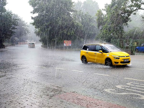 Пороен дъжд затрудни движението между Варна и Златни пясъци
