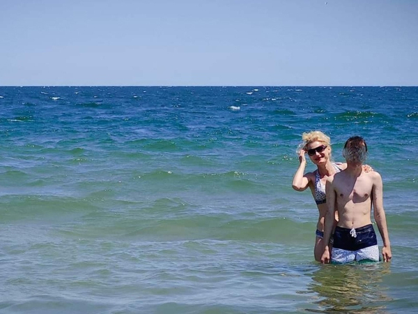 Министърът на туризма влезе в морето със сина си: Водата е кристално чиста и е проверена!