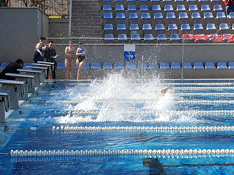 Записват деца за безплатно начално обучение по плуване във Варна