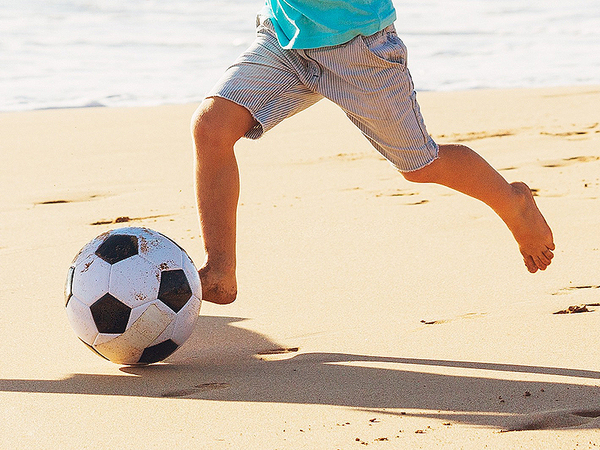 Във Варна популяризират плажния футбол със серия турнири за деца