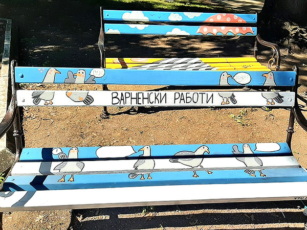 Студенти нарисуваха "Варненски Работи" по пейки в центъра