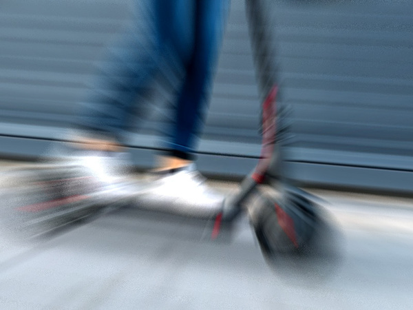 Има опасност за живота на две жени, паднали от тротинетка