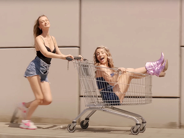 Михаела Маринова празнува любовта, приятелството и обичта към живота с нова песен