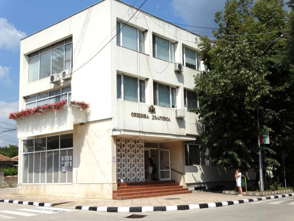 Заради ураганния вятър: В Дългопол обявиха частично бедствено положение