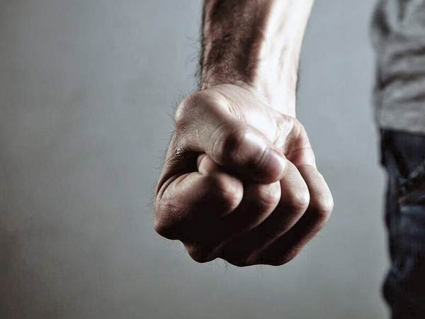 Задържаха 20-годишен от Девня за побой и закани към млада жена