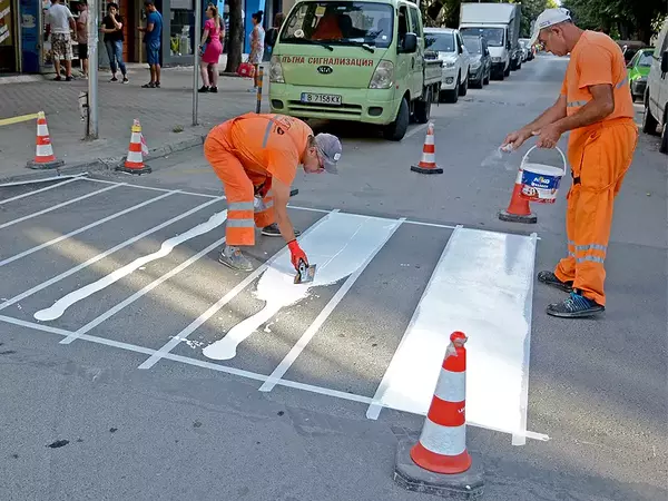 Обновяват пешеходни пътеки и мият улици край училищата във Варна